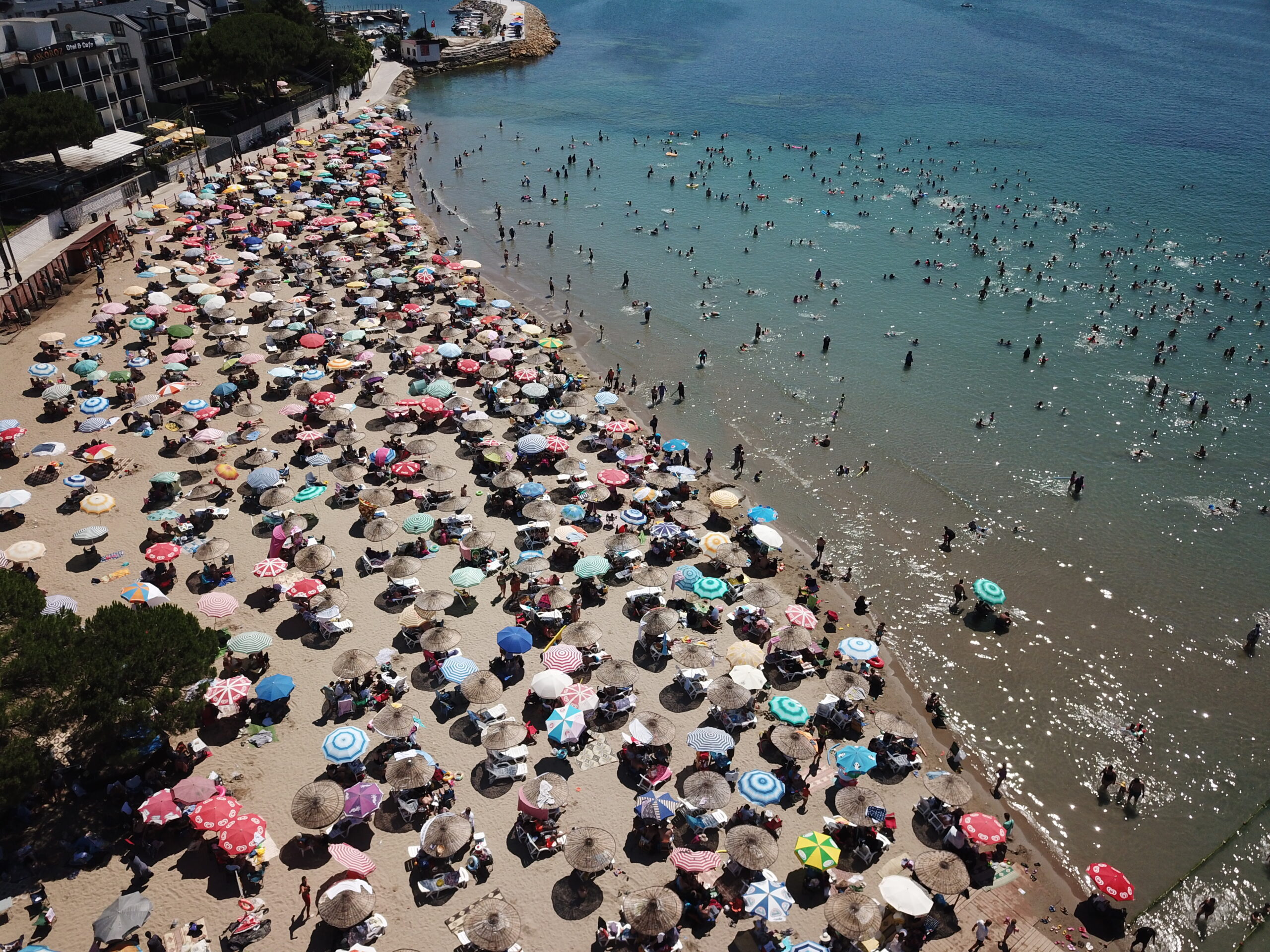 Tatilcilerle dolan Kandıra, Akdeniz'i aratmadı