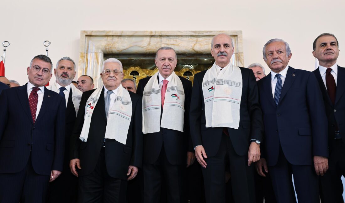 FİLİSTİN BAYRAĞI VE SİLAH HEDİYE ETTİ Kurtulmuş, görüşmenin sonunda Filistin