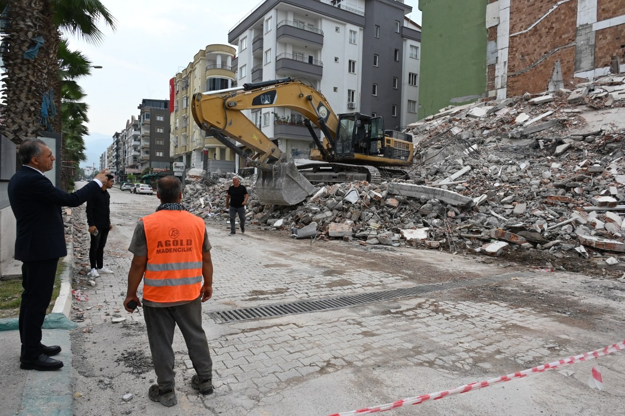 thumbnail ASRIN FELAKETI’NDE AGIR HASAR ALAN OSMANIYE’NIN YARALARINI SARMAYA CALISAN BASKAN CENET, GECE GUNDUZ SAHADA (18)