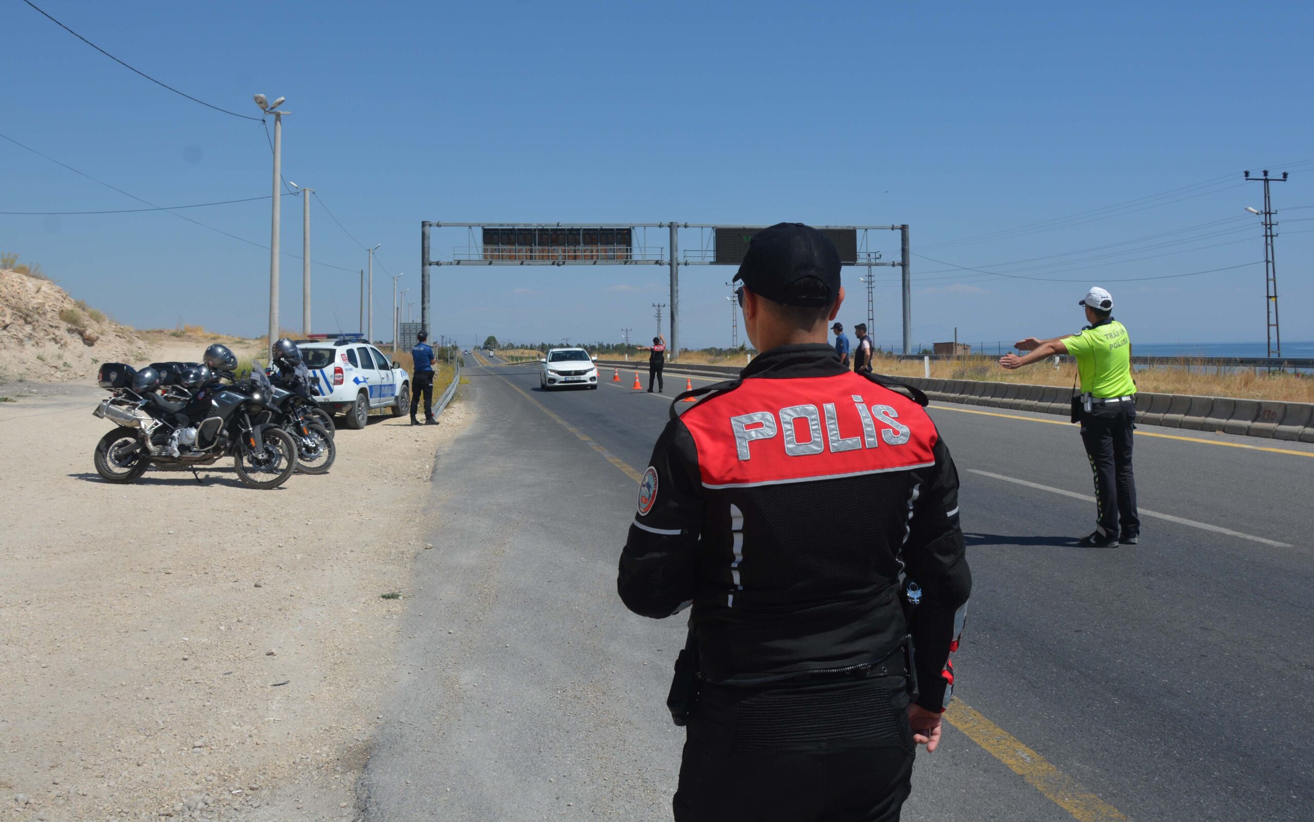 Yunus polisleri çocukları oyuncak hediye edip, motosiklete bindirdi