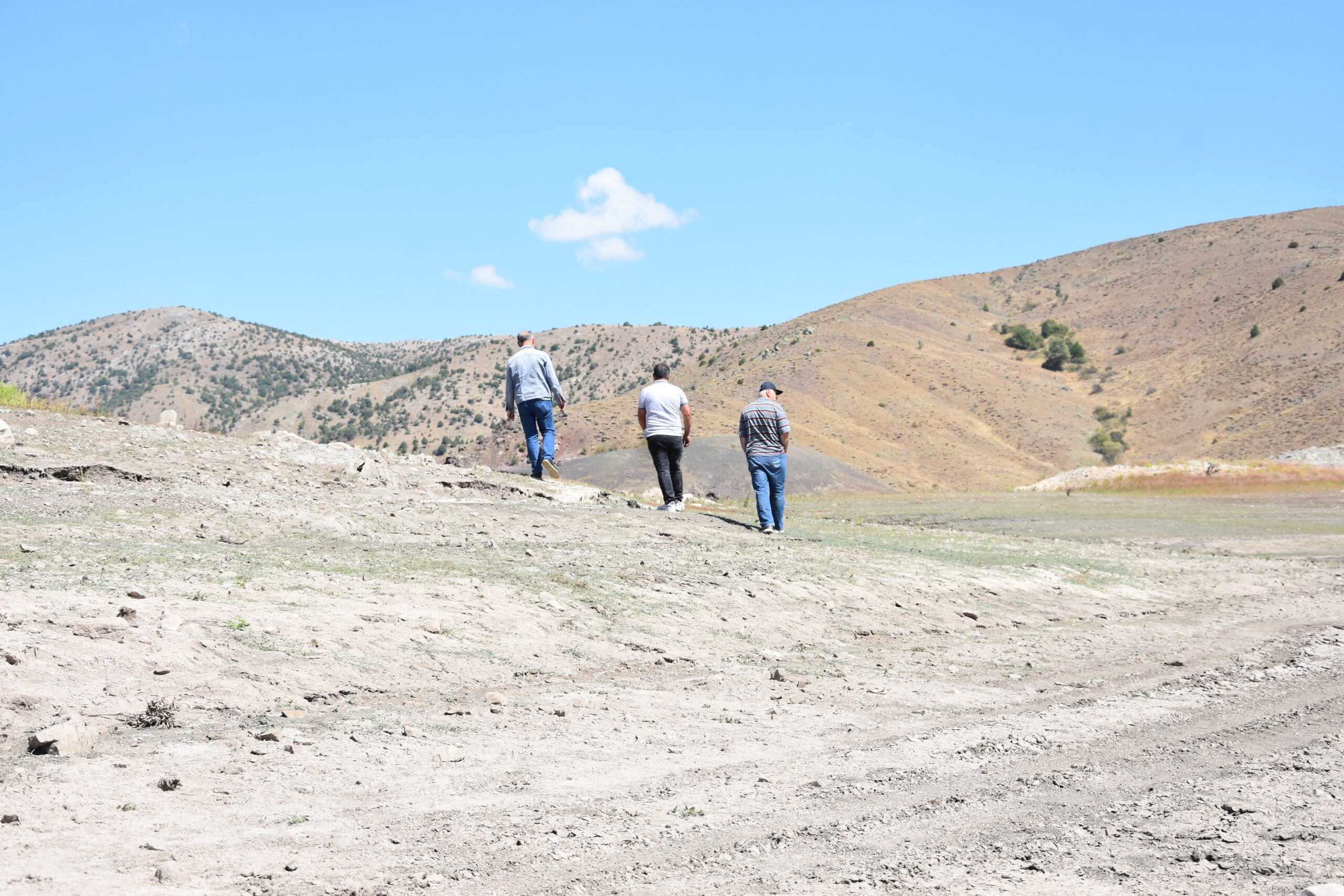 16 yıl sonra su tamamen çekildi; köy ve mezarlık gün yüzüne çıktı / Ek fotoğraflar