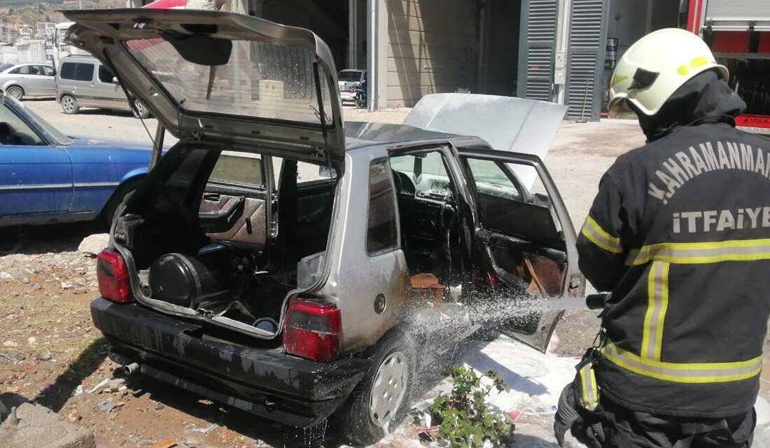 Kahramanmaraş’ta tamirhanedeki otomobilde çıkan yangın maddi hasara neden oldu.