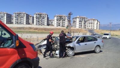 Kahramanmaraş’ta iki otomobilin çarpışması sonucu yaşanan trafik kazasında 4 kişi