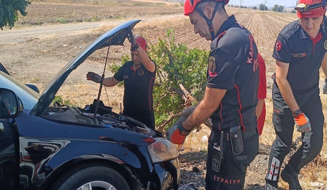 Kahramanmaraş’ta sürücüsünün kontrolünü kaybettiği otomobil yol kenarındaki ağaca çarpması sonucu
