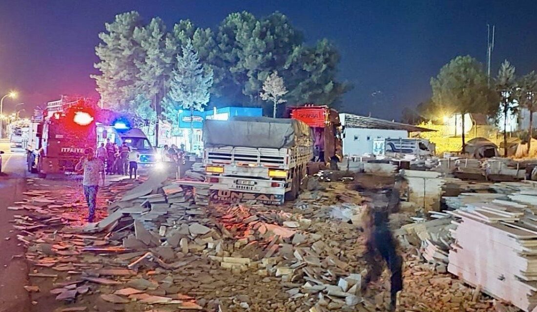 Kahramanmaraş’ta sürücüsü direksiyon hakimiyetini kaybettiği tır ile mermer atölyesine çarpması