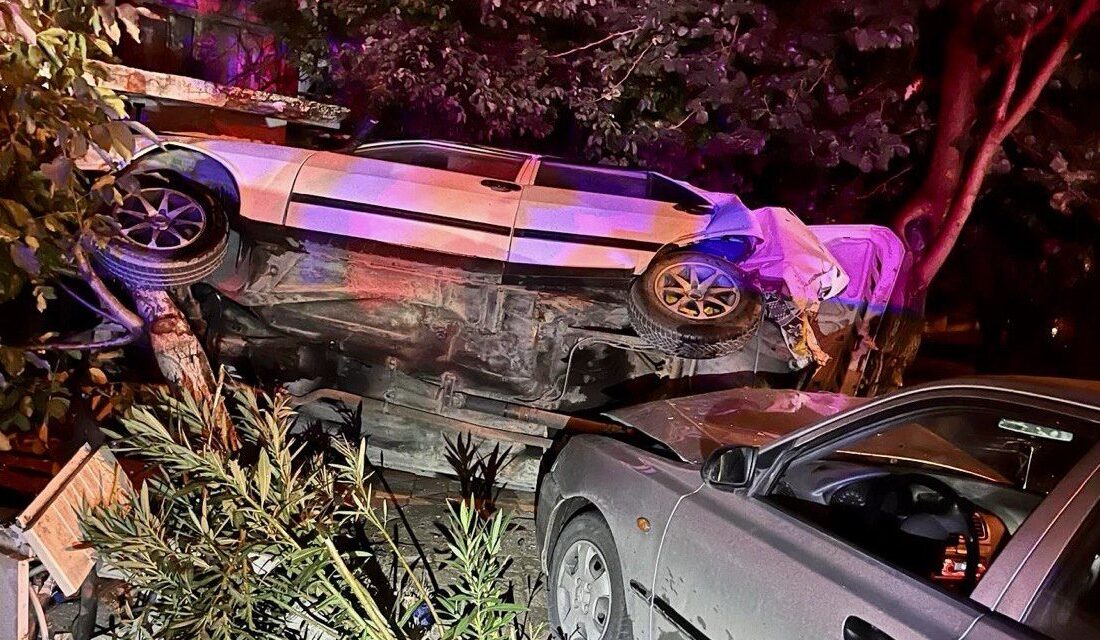 Kahramanmaraş’ta polis ekiplerinden kaçan otomobil, park halindeki araçlara çarptı.