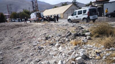 Kahramanmaraş’ın Elbistan ilçesinde cinnet getiren bir kişi önce genç kızı