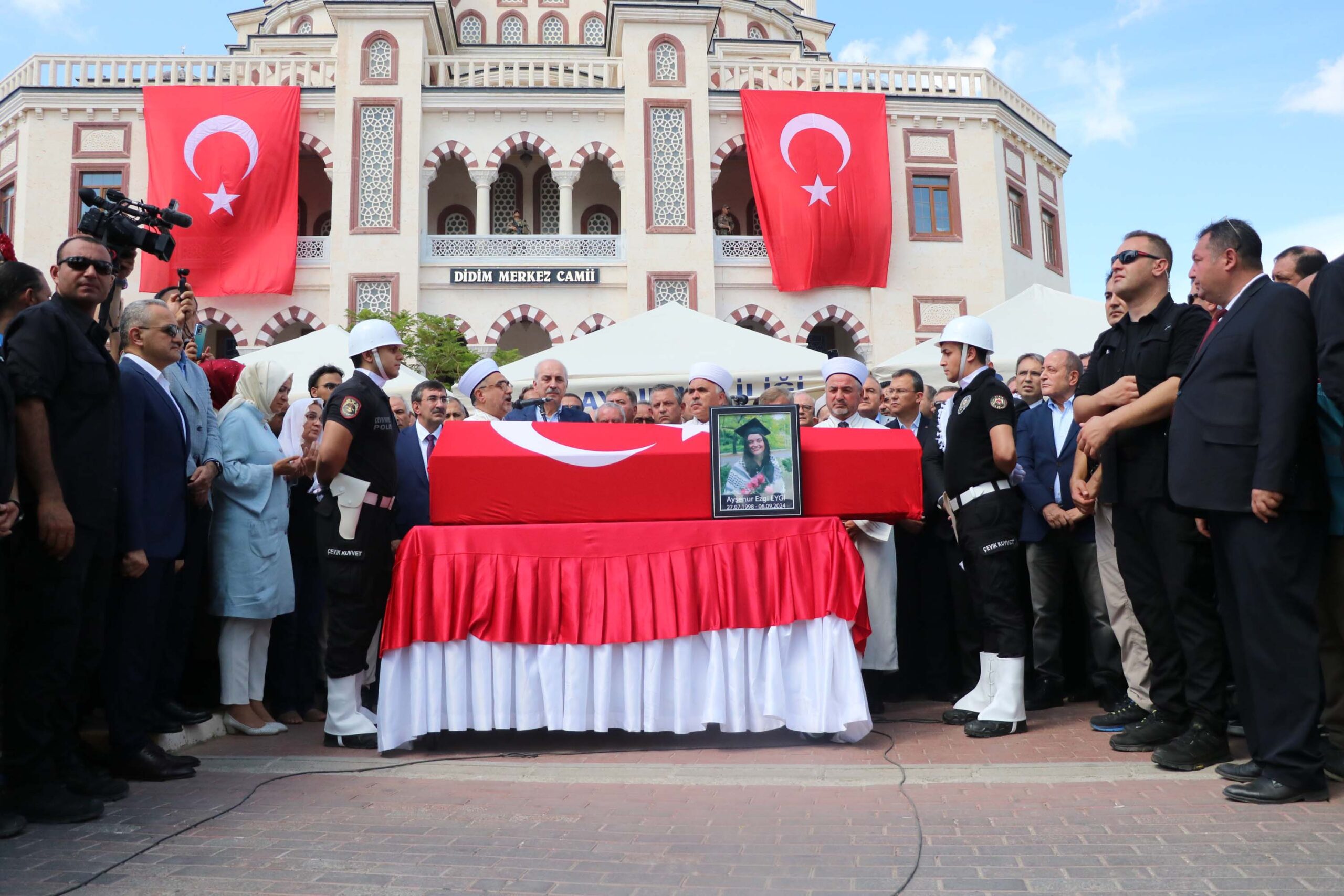 Ayşenur Ezgi Eygi, Aydın'da son yolculuğuna uğurlandı (2)