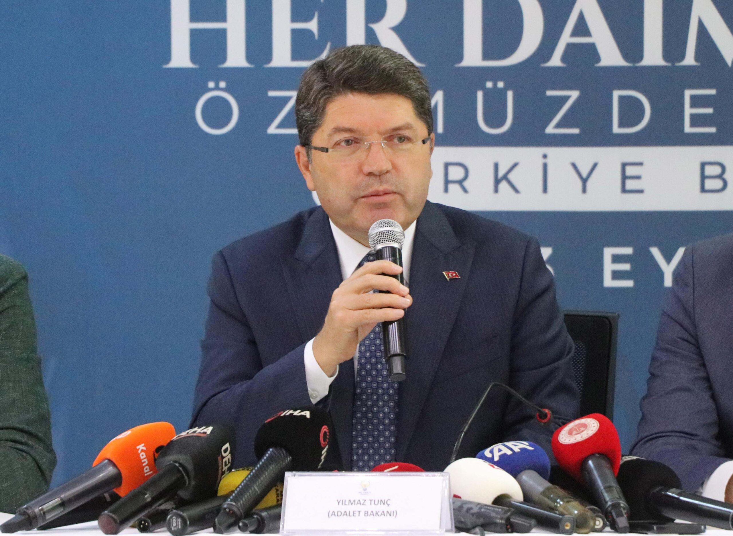 Bakan Tunç: Darbe anayasasından kurtulma mücadelesini hep beraber vereceğiz Bakan Tunç: Darbe anayasasından kurtulma mücadelesini hep beraber vereceğiz