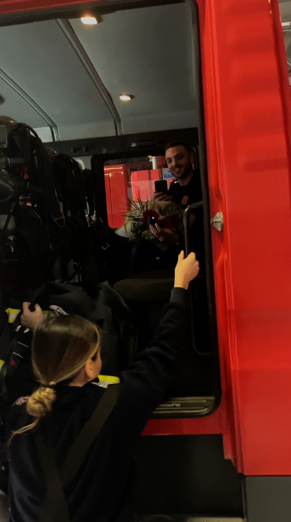 Bursalı itfaiyeciden 'kampana' sesiyle evlilik teklifi; meslektaşıyken eşi oldu
