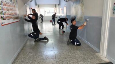 SAMSUN, – SAMSUN’da fabrika işçileri, Kavak ilçesindeki Çakallı İlkokulu’nu boyadı.