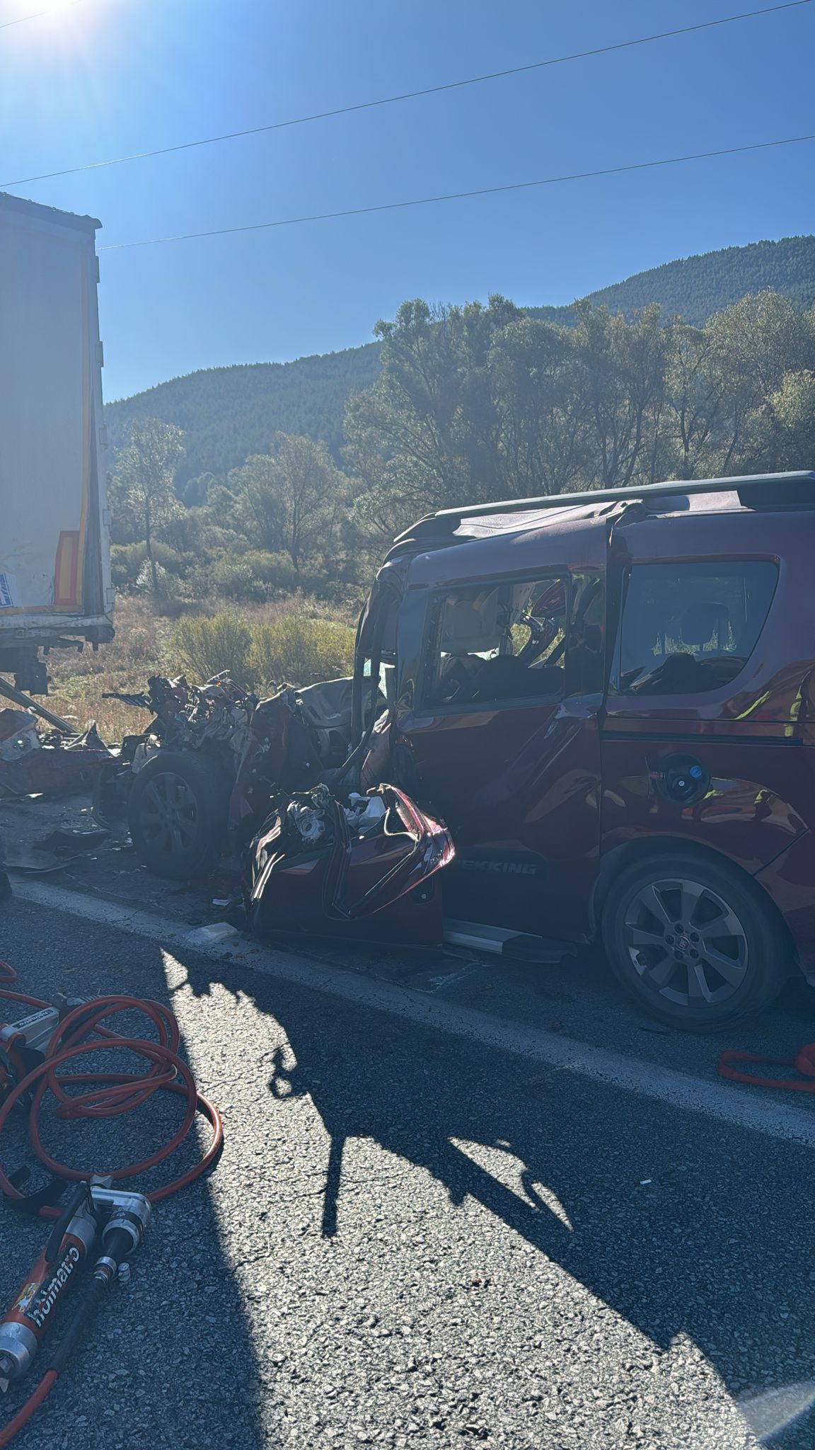 Hafif ticari araç, park halindeki TIR'a çarptı: 3 ölü, 2 yaralı Hafif ticari araç, park halindeki TIR'a çarptı: 3 ölü, 2 yaralı