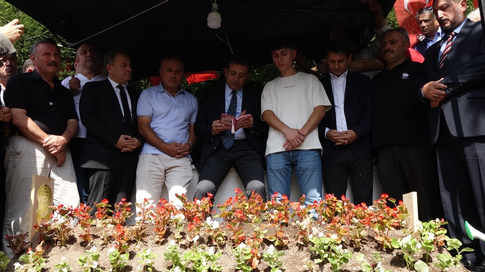 İmamoğlu, Trabzon'da şehit Üsteğmen Ayar'ın kabrini ziyaret etti İmamoğlu, Trabzon'da şehit Üsteğmen Ayar'ın kabrini ziyaret etti