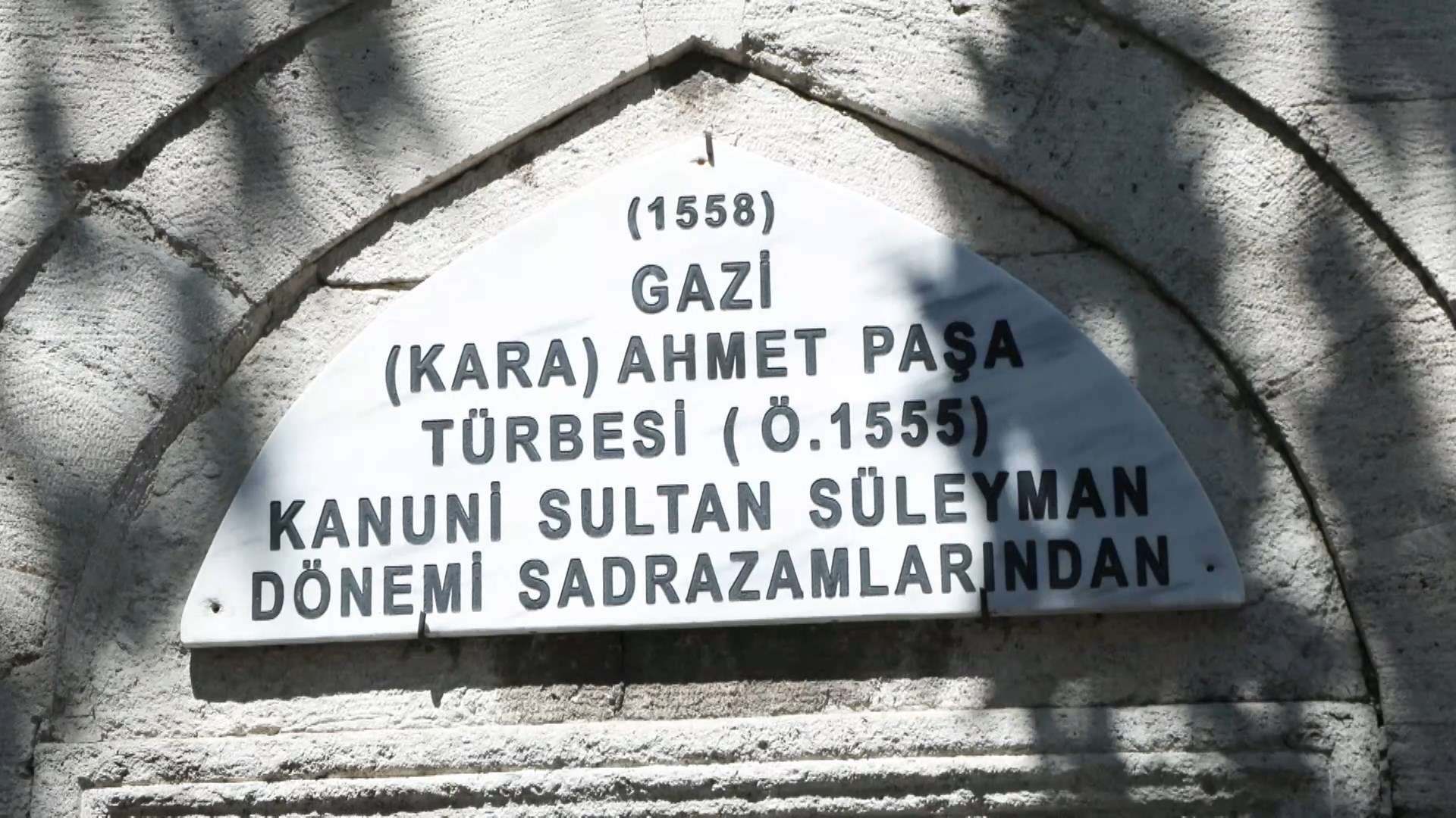 İstanbul 453 yıllık türbenin kurşun kaplamaları döküldü, çeşmesi musluksuz kaldı