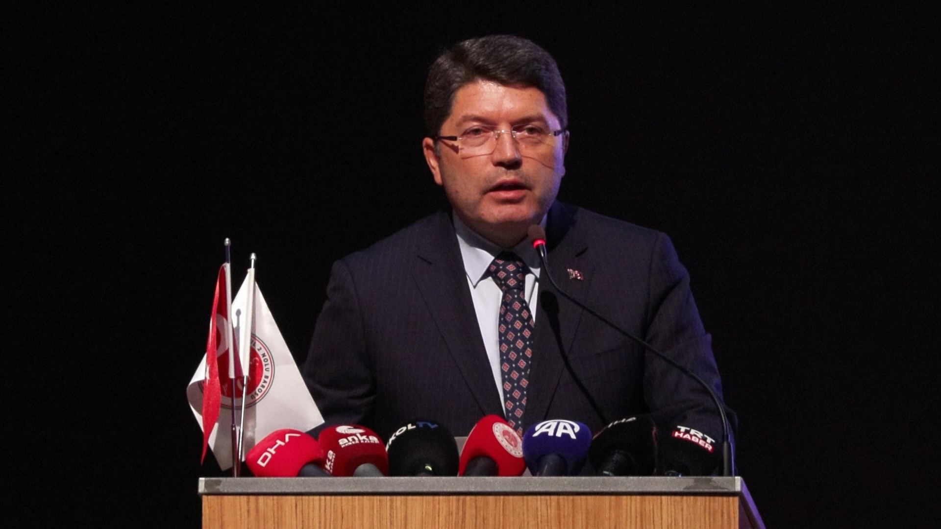 İstanbul - Adalet Bakanı Tunç: Özgür Özel'in, parmak sallayanlara destek bildirmesi talihsizliktir (Geniş Haber) İstanbul Adalet Bakanı Tunç: Özgür Özel'in, parmak sallayanlara destek bildirmesi talihsizliktir (Geniş Haber)