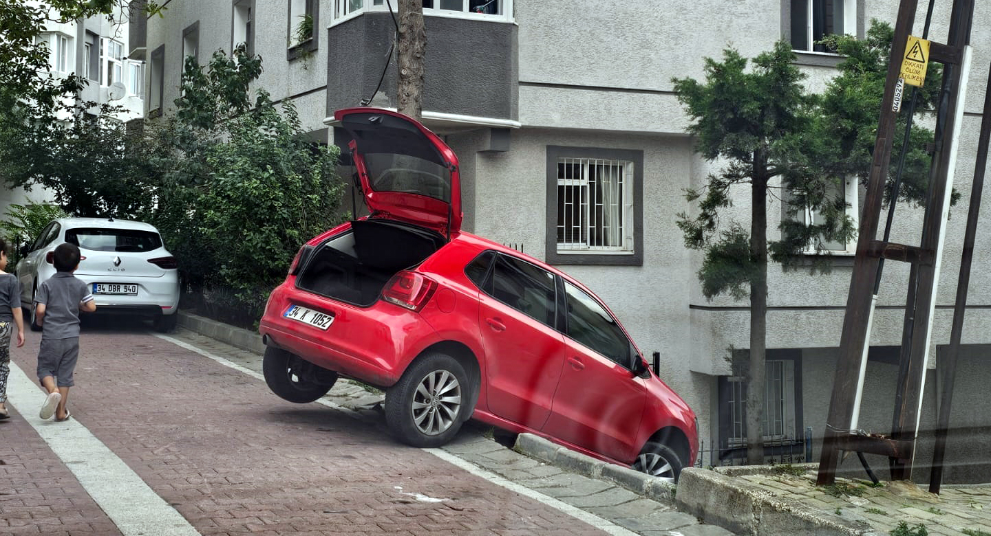 İstanbul Avcılar’da manevra yaparken merdivenlerde asılı kaldı