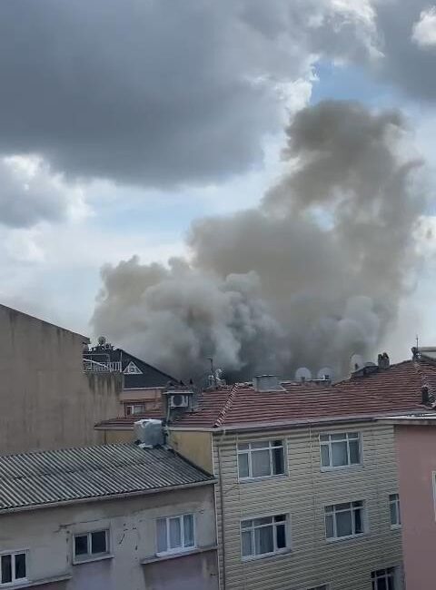 İSTANBUL Beyoğlu’nda 5 katlı binanın çatısında yangın çıktı. İhbar üzerine