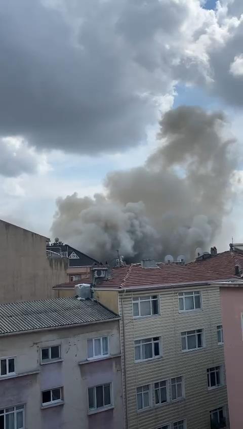 İstanbul Beyoğlu'nda 5 katlı binanın çatısında yangın 1
