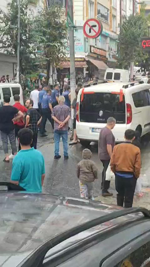 İstanbul Esenyurt'ta sopalı bıçaklı park yeri kavgası kamerada
