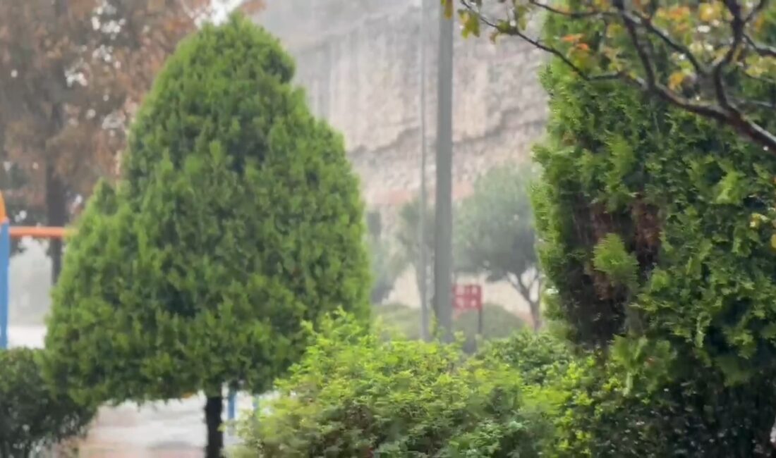 İSTANBUL, FATİH’te sağanak yağış etkili oluyor. Yağış nedeniyle trafikteki araçlar