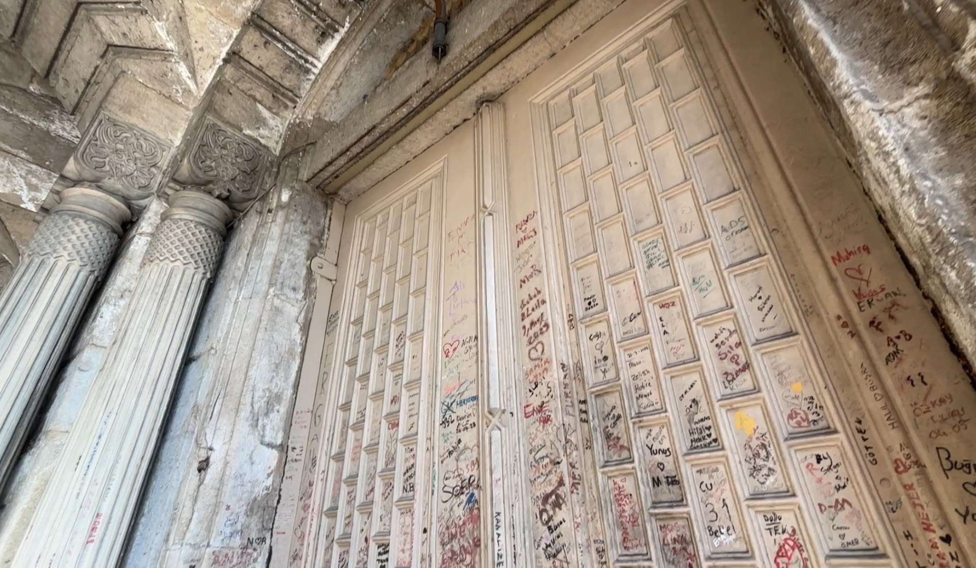 İstanbul İki sarayı birbirine bağlayan tarihi geçit, yazı tahtasına döndü