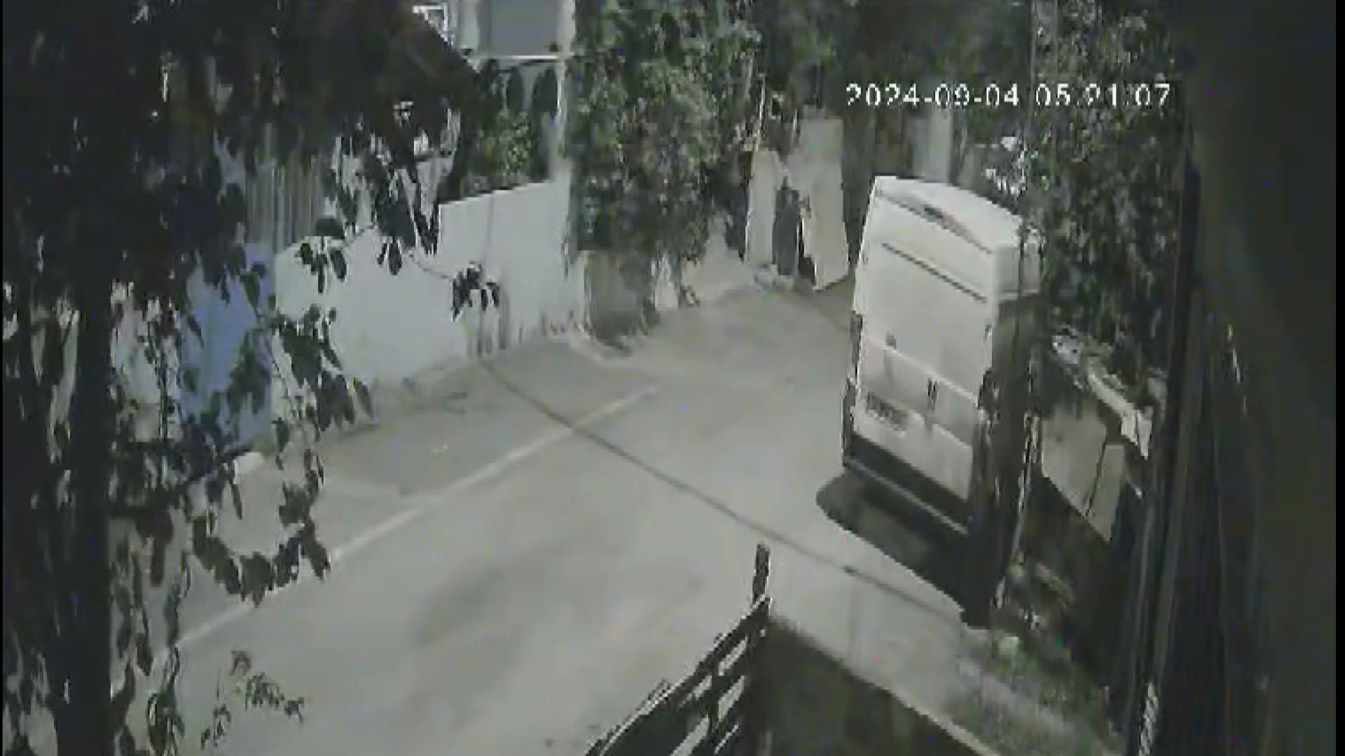 İstanbul Sultangazi’de internet kablosu hırsızlığı kamerada