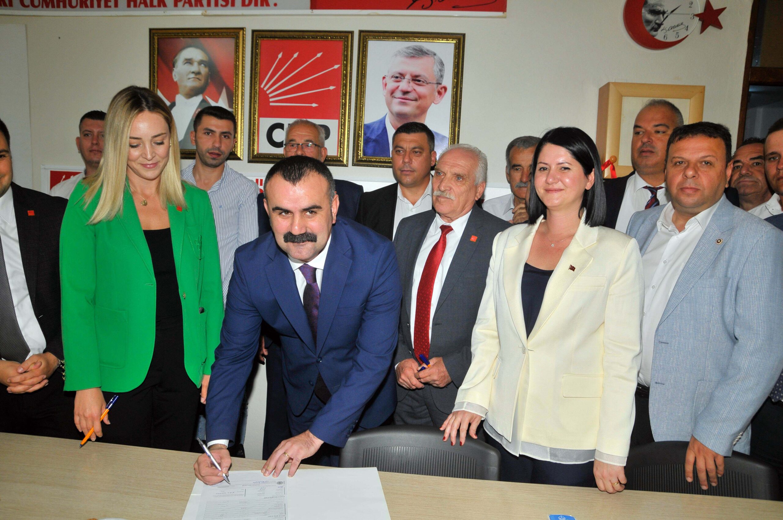 İYİ Parti'den istifa eden Uzunköprü Belediye Başkanı Martin, CHP'ye katıldı İYİ Parti'den istifa eden Uzunköprü Belediye Başkanı Martin, CHP'ye katıldı