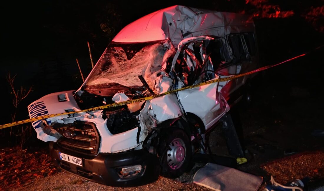 İskender ZENGİN/ANDIRIN (Kahramanmaraş), – KAHRAMANMARAŞ’ın Andırın ilçesinde, kamyonla minibüsün çarpıştığı