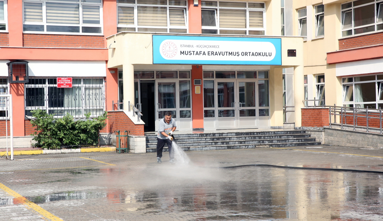 Küçükçekmece'de okullardaki bakım ve onarım çalışmaları devam ediyor