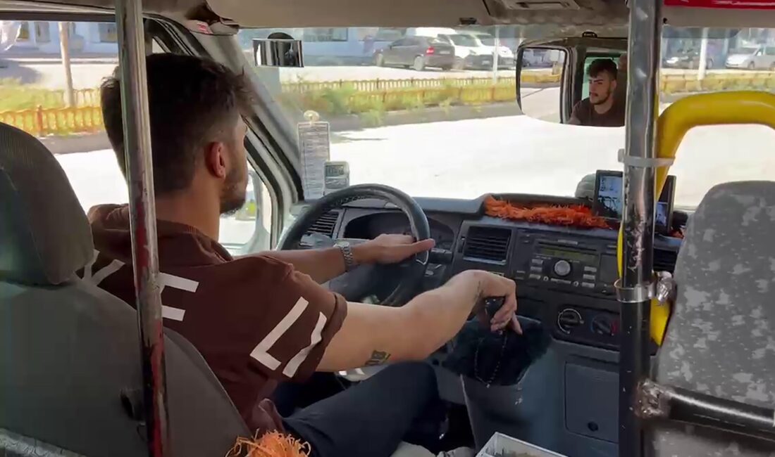 ERZURUM, – ERZURUM’da durağa yaklaşırken, kapısını erken açtığı minibüsten kadın