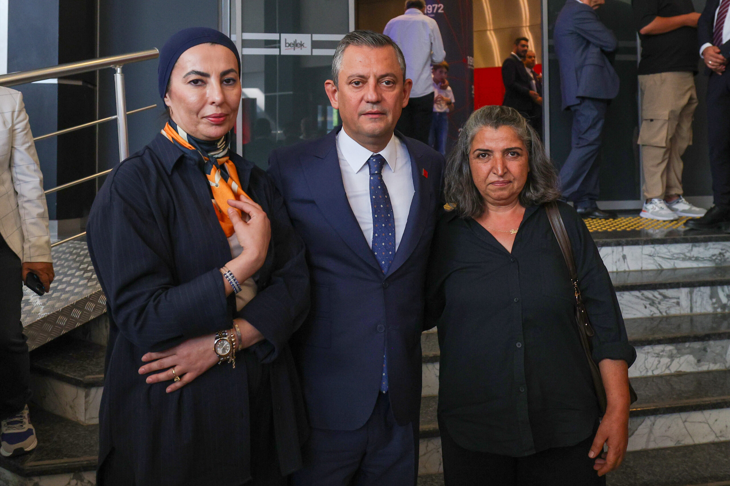 Özgür Özel, mağdur aileleri ile görüştü