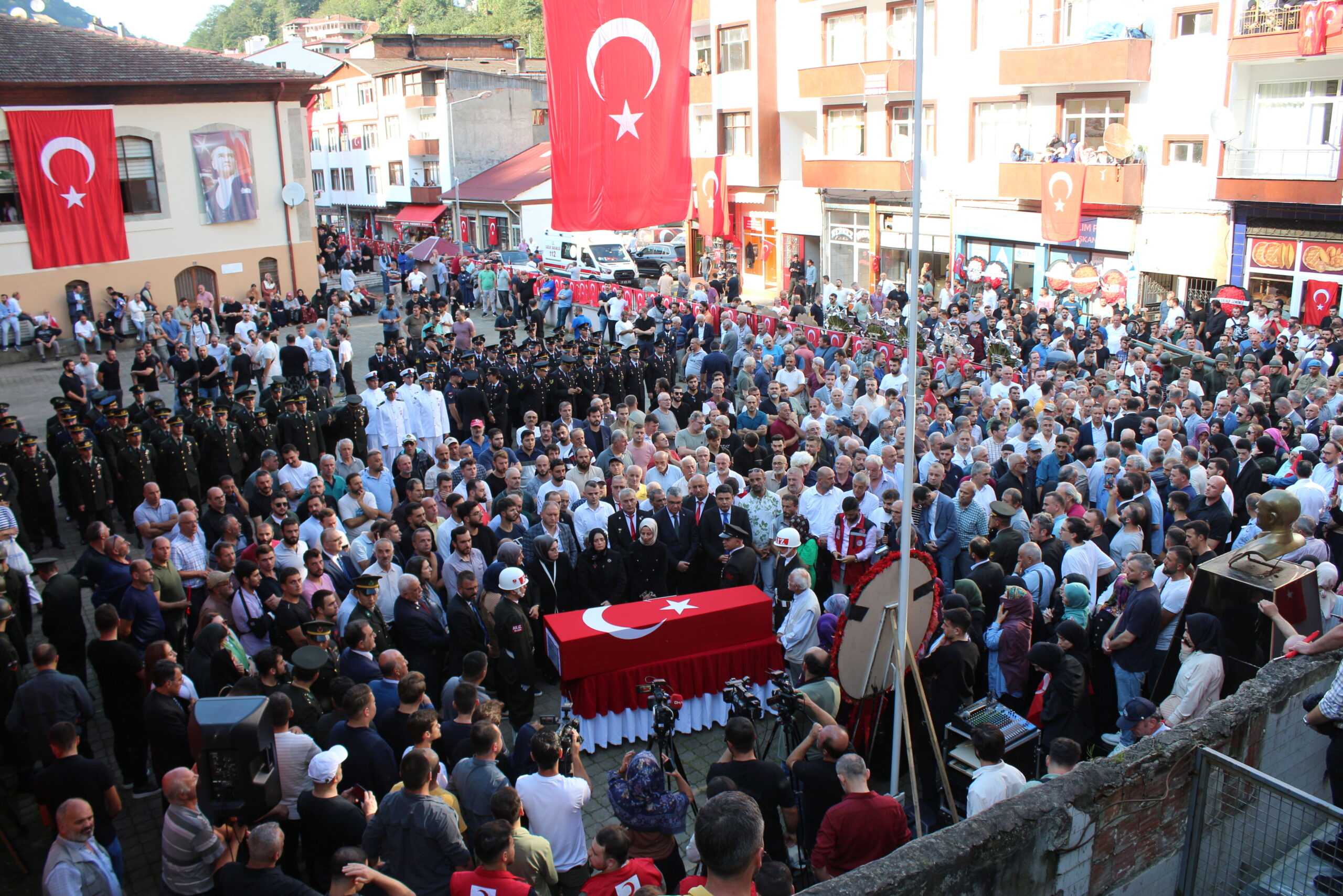 Şehit üsteğmen, son yolcuğuna uğurlandı/ Ek fotoğraflar