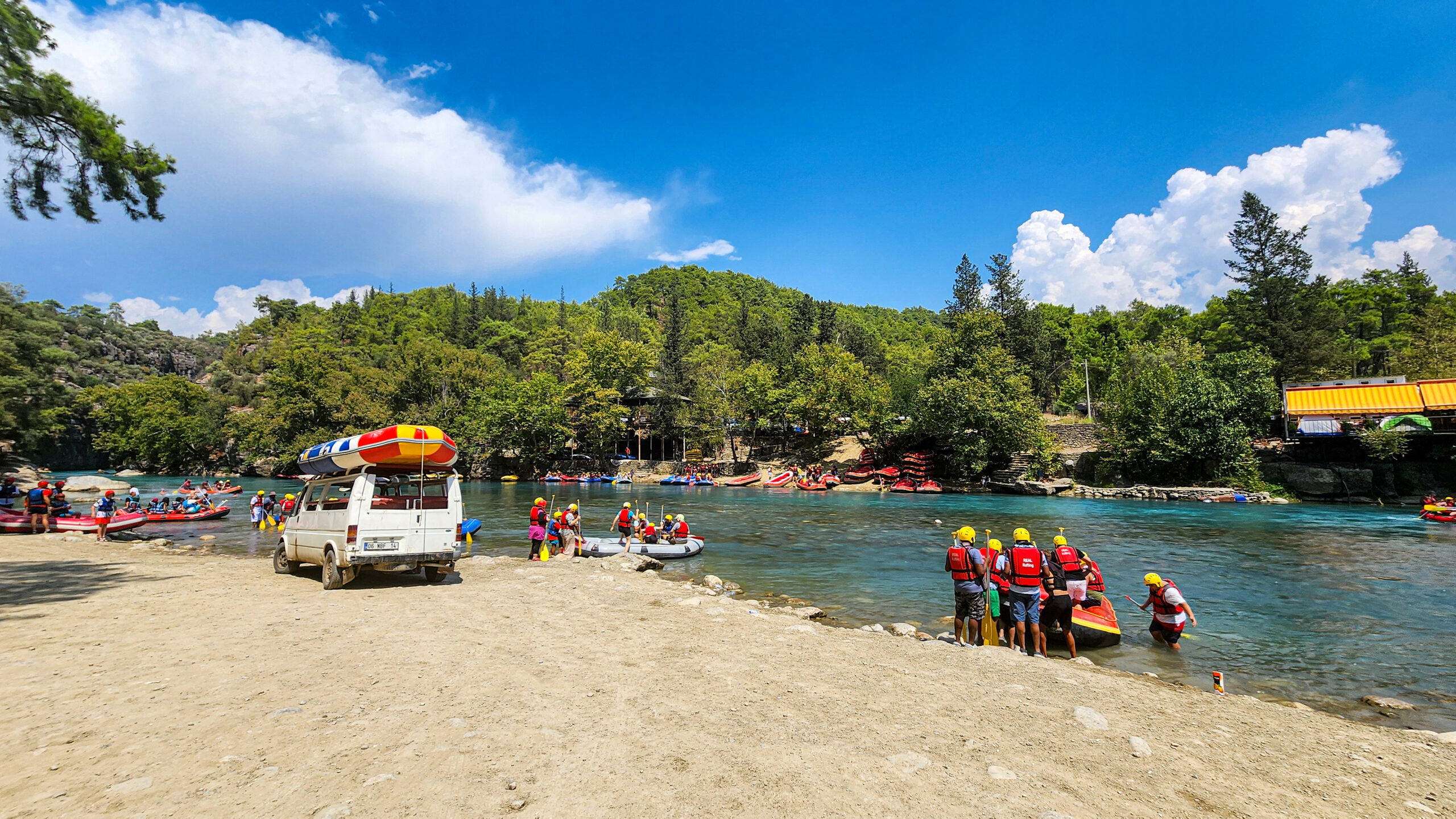 Yılda 1,5 milyon yabancı turistin yaptığı raftinge yerliler ilgisiz / Ek fotoğraf