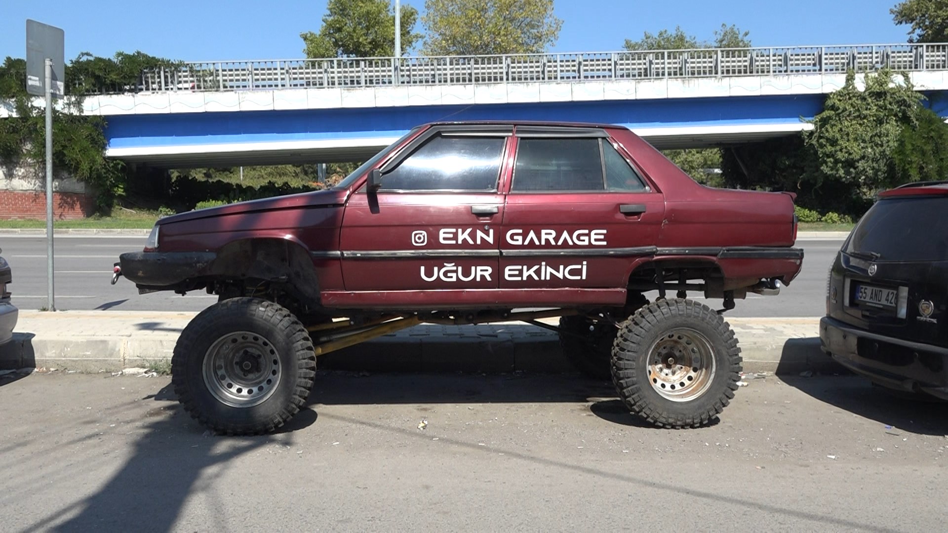 1995 model otomobilini off road aracına çevirdi