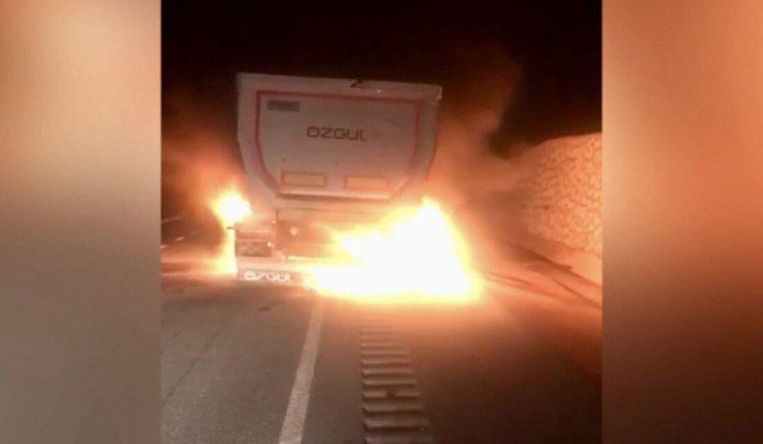 Kahramanmaraş’ta seyir halindeyken lastikleri alev alan tırın kül olmasına itfaiye