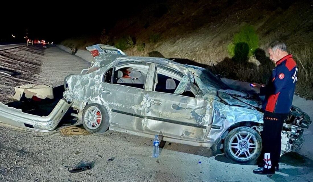 Kahramanmaraş’ta sürücüsünün hakimiyetini kaybettiği otomobil paramparça oldu. 