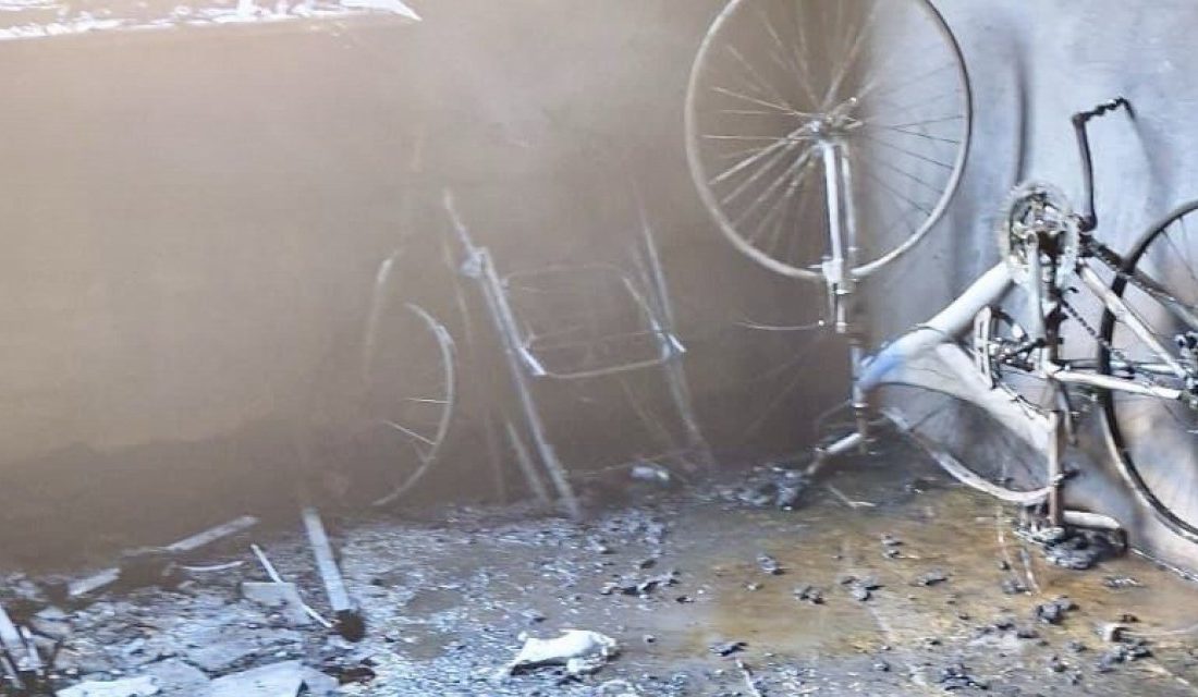 Kahramanmaraş’ın Göksun ilçesinde bacadan çıkan kıvılcım yangına neden oldu.