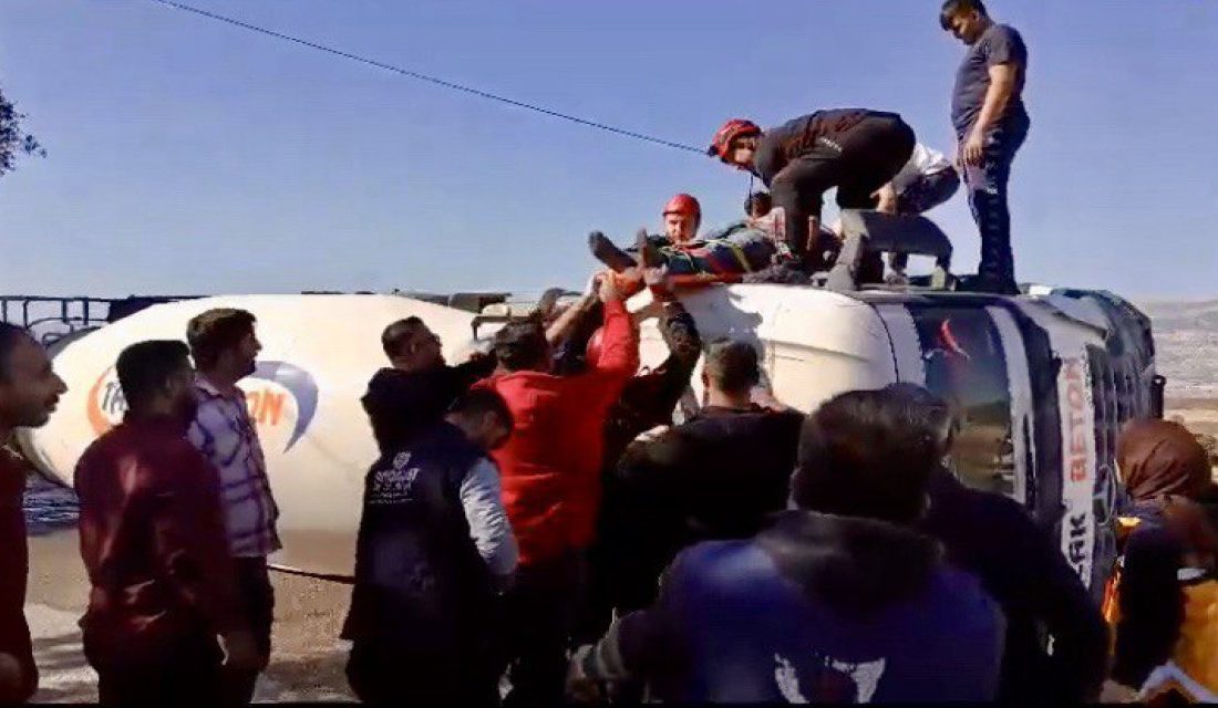 Kahramanmaraş’ın Dulkadiroğlu ilçesinde beton mikserinin devrilmesi sonucu sürücü yaralandı.