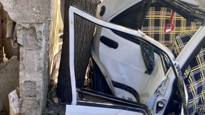 Kahramanmaraş’ta otomobilin ağaca çarpması sonucu sürücü yaralandı.