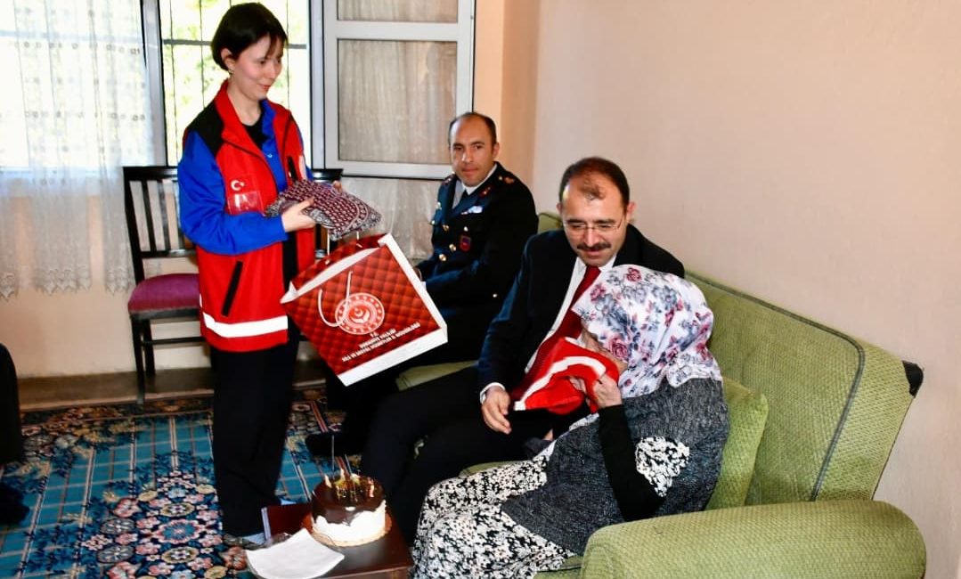 Kadirli ilçesinde doğduğu yıl Cumhuriyet ilan edilen 101.yaşındaki Sultan Ağaçdere