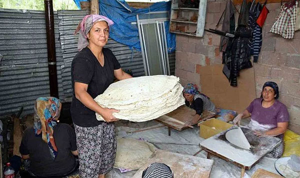 Osmaniye’nin kırsal bölgelerinde yaşayan kadınlar, yüzyıllardır sürdürülen yufka ekmek yapma