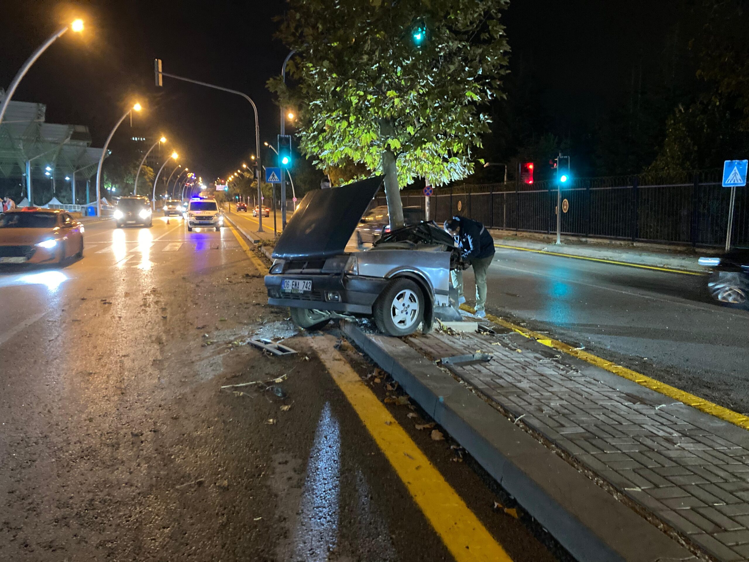 Ağaca çarpıp ikiye bölünen otomobilin yarısı karşı şeride geçti: 2 yaralı