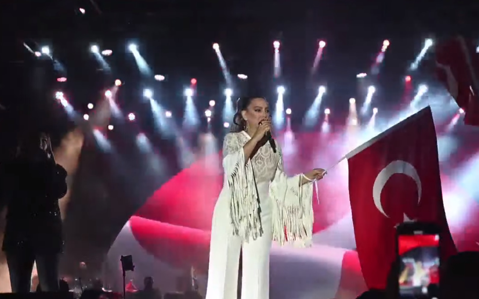 Ankara'da Cumhuriyet Bayramı etkinliğinde Ebru Gündeş konser verdi