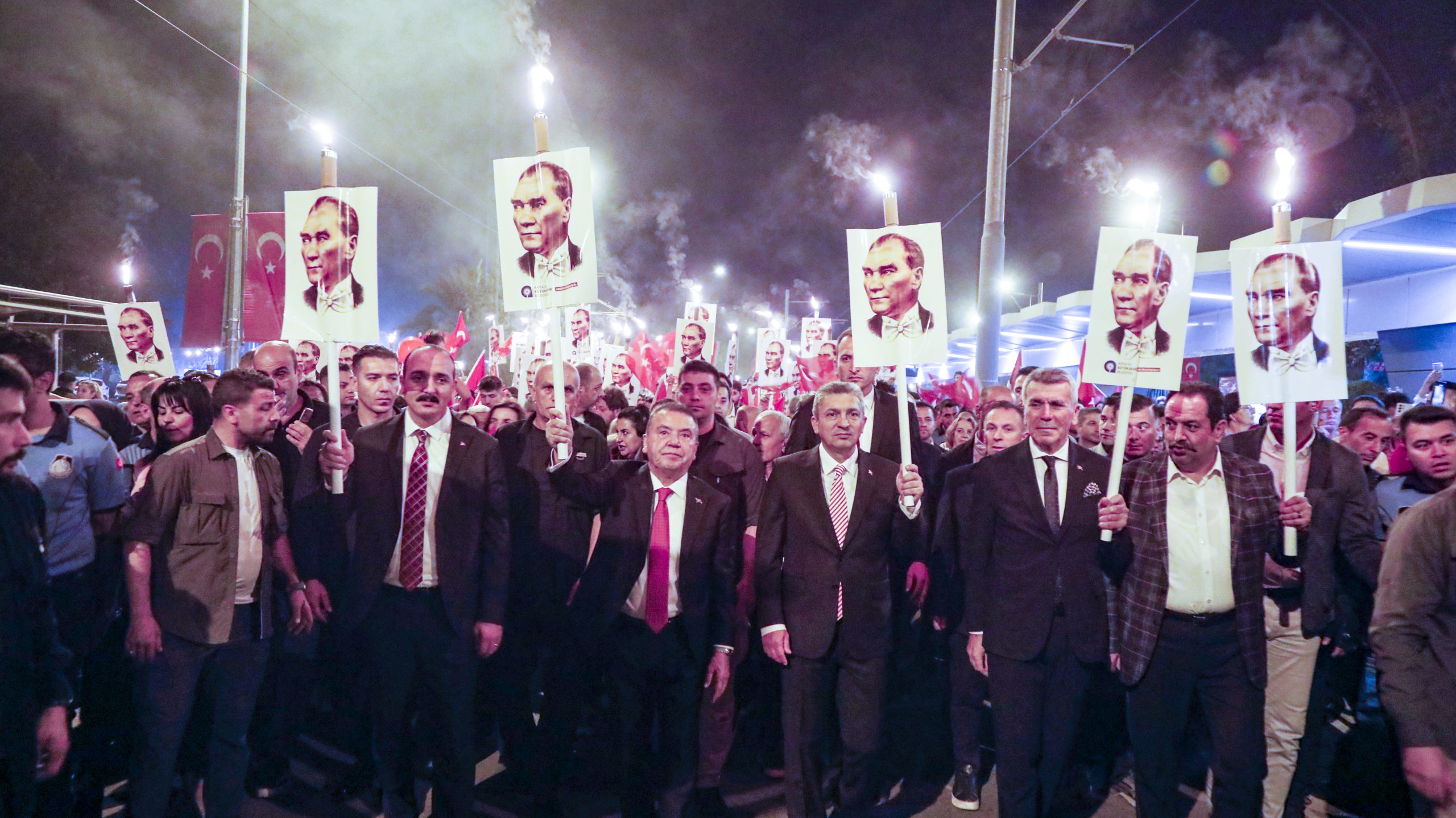 Antalya'da Cumhuriyet Bayramı fener alayı ile kutlandı / Ek fotoğraf