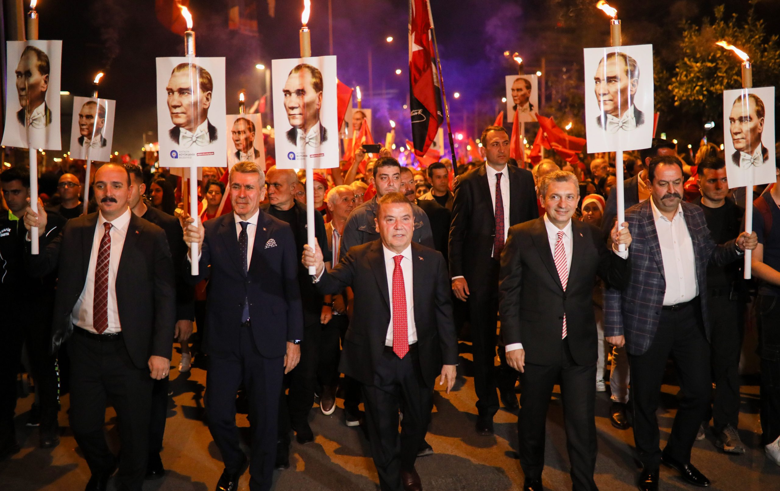 Antalya'da Cumhuriyet Bayramı fener alayı ile kutlandı