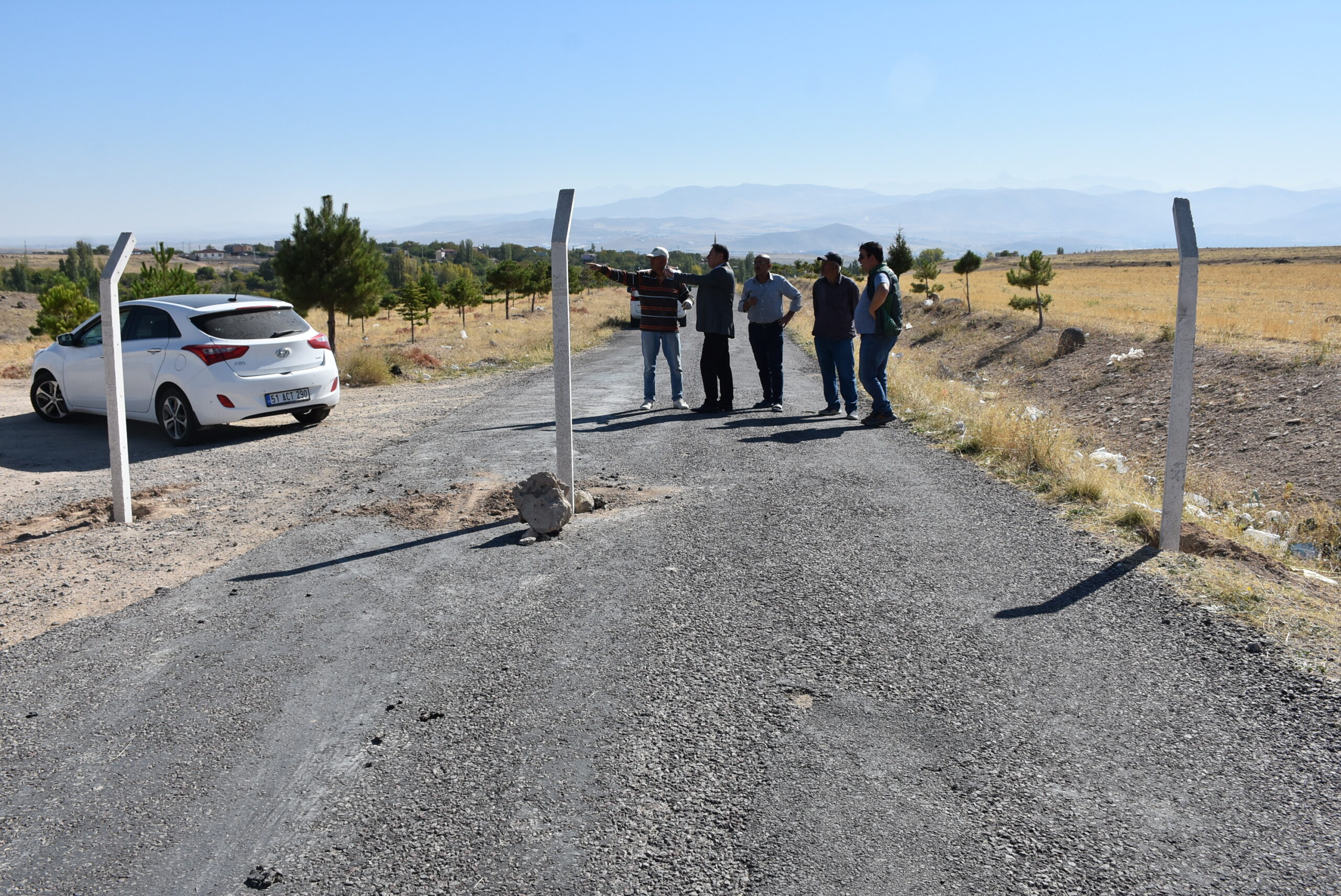 'Arsa benim' dedi, köy yolunu kapattı