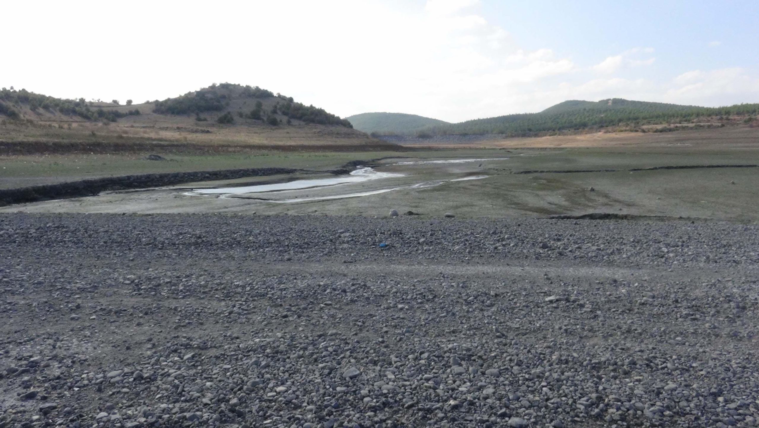 Barajda su seviyesi düştü, eski kara yolu ve köy kalıntıları ortaya çıktı