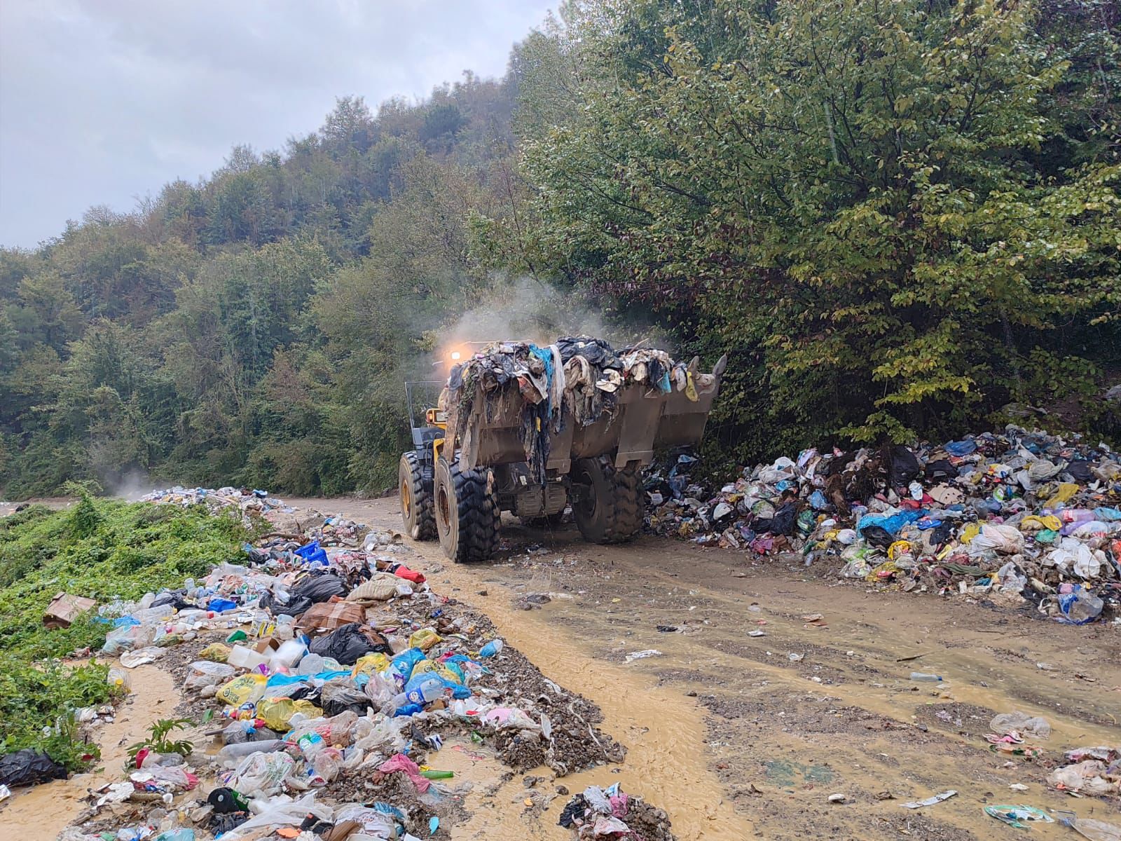 Bartın Irmağı'nın yanındaki yola bırakılan çöpler toplanıyor