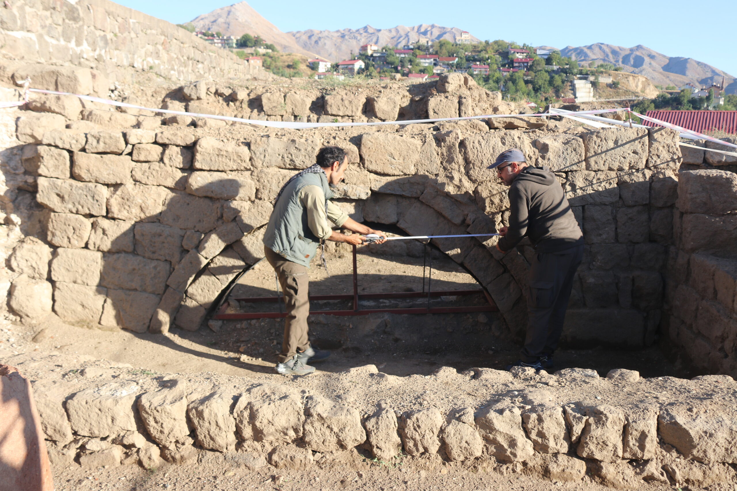 Bitlis Kalesi kazısında 1500’lü yıllara ait su boruları bulundu / Ek fotoğraflar