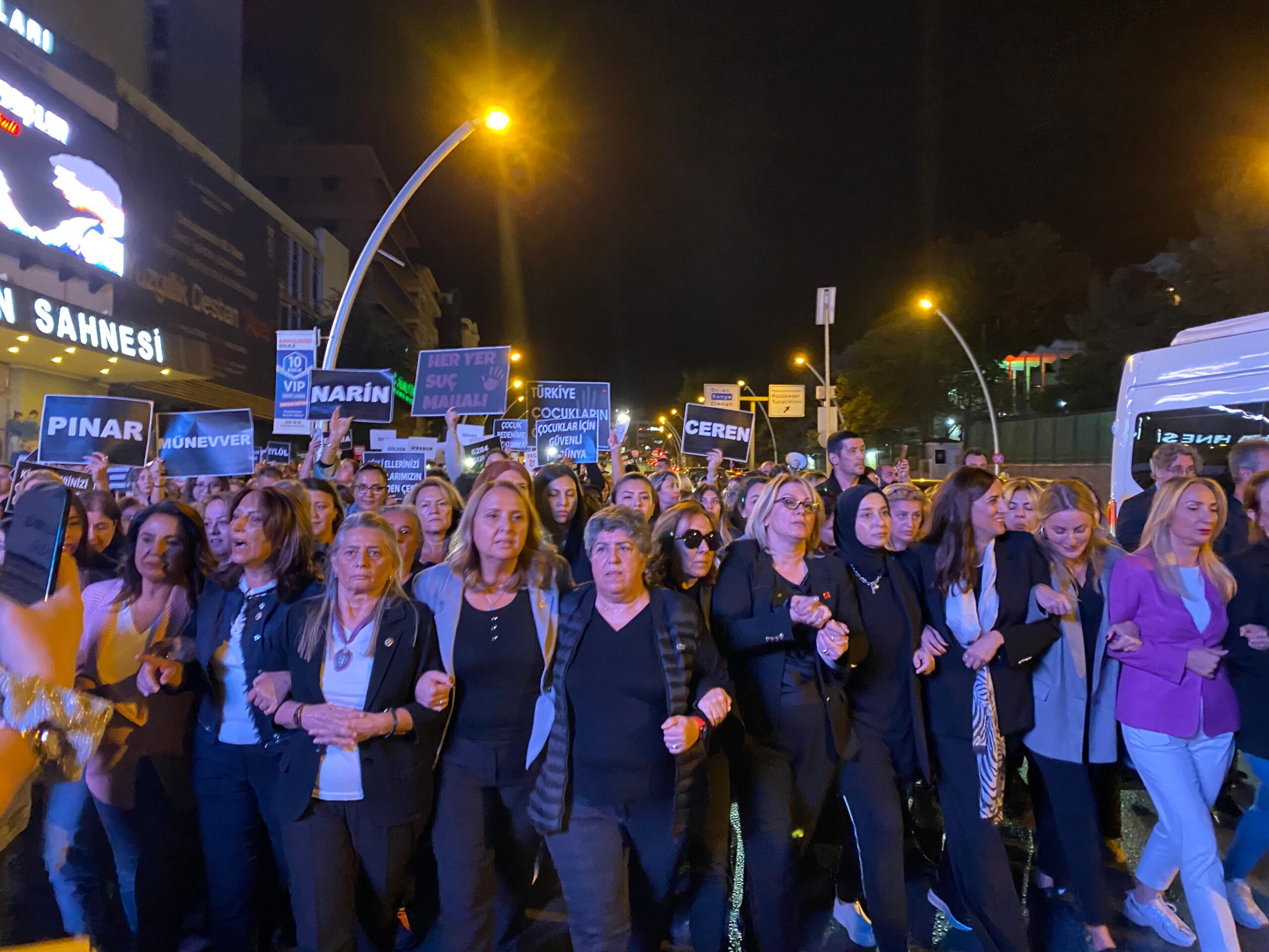 CHP Kadın Kolları'ndan 'kız çocukları' için Ankara'da 'Simsiyah' yürüyüş